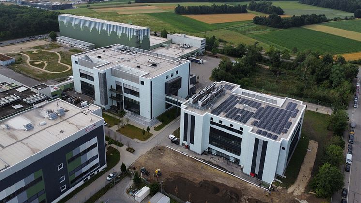 Der Bau der Photovoltaik-Anlage auf den Dächern der Produktionsgebäude in Singen hat bereits begonnen.