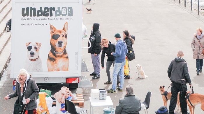 Die mobile Tierarztpraxis im Einsatz am Düsseldorfer Burgplatz (Foto: Underdog)