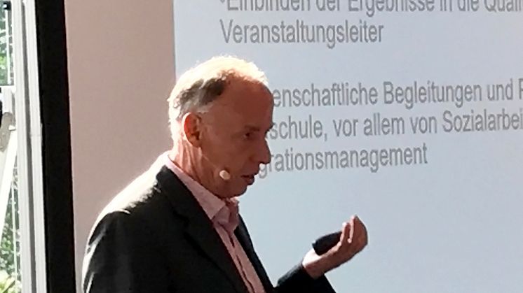 Prof. Dr. Michael Nagy bei seinem Vortrag bei der Vollversammlung der Behindertenfanbeauftragten der Deutschen Fußballiga (DFL) in Köln.