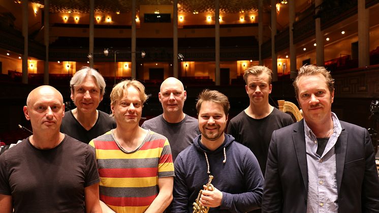 Från vänster: Hans Ek, Magnus Öström, Iiro Rantala, Dan Berglund, Marius Neset, Verneri Pohjola och Johan Lindström. Foto: Burkhard Hopper