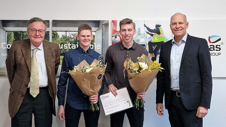 Nyexaminerade civilingenjörerna Benjamin Pettersson och William Mjörnestål fick ta emot stipendium av Familjen Thomas Forskningsstiftelse. 