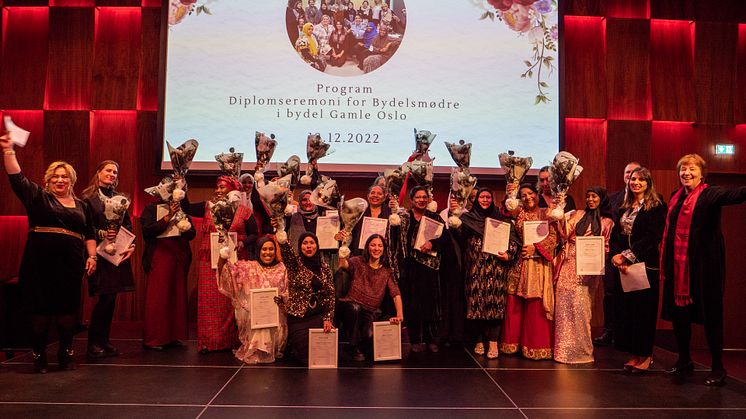 Stor jubel under diplomseremonien for Bydelsmødrene i bydel Gamle Oslo! Foto: Marte K. Eide / Bydel Gamle Oslo