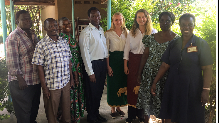 Ellen Brandt på plats i Tanzania, tillsammans med personalen och kurskollegan Annika Sjöberg