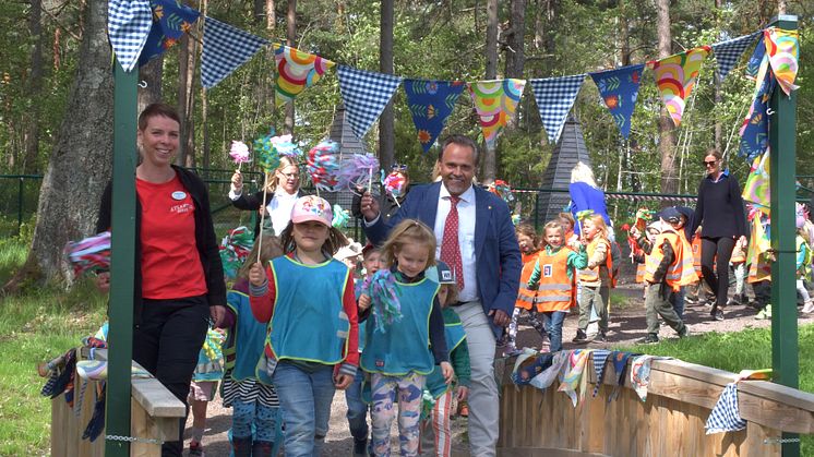 Niklas Wikström, ordförande i barn- och ungdomsnämnden invigde tillsammans med barn och pedagoger Duvkullans förskola genom att passera den utsmyckade bron på förskolegården.