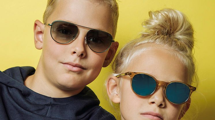 Barn är särskilt utsatta för solens ultravioletta strålar eftersom barns pupiller är mer vidgade än vuxnas. Synsams enkla råd: Bär solglasögon!