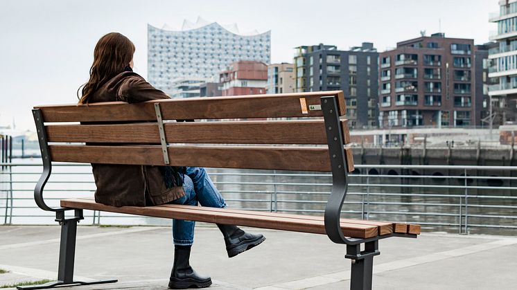 Dank abgewinkelter Knieleiste, angepasster Rückenlehne und einer Sitzhöhe von 460 mm können alle Menschen bequem längere Zeit auf der Bank sitzen und wieder aufstehen.
