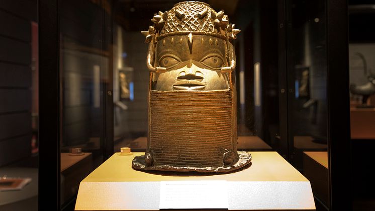 Minneshuvud (Uhunmwu-Elao) i mässing som visar en oba (kung) av kungariket Benin. 17oo-1800-tal. Utställd på Etnografiska museet, Stockholm. Foto: Tony Sandin/ Världskulturmuseerna