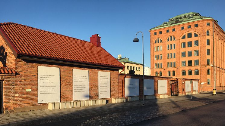På Kulturhuset Barbackas fasad finns åtta olika ytor, som just nu pryds av Sv.texter.