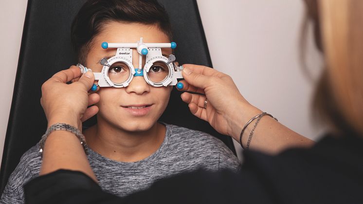 Synsams optiker uppmanar skolan och politiker att hjälpa den digitala generationen elever med sin syn och ögonhälsa.