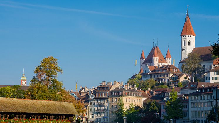 Thun: Das Schloss Thun und die Altstadt leuchten in der Sonne hoch über der Aare 