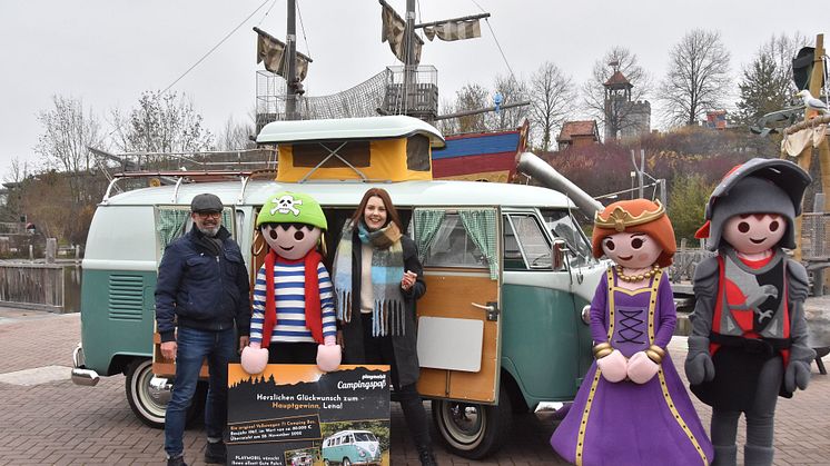 Strahlende Gewinnerin - PLAYMOBIL lässt Traum vom eigenen VW T1 Camping Bus wahr werden
