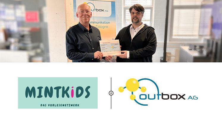 Spendenübergabe durch Alexander Spahl, Vorstand der Outbox AG, an MINTKiDS-Projektleiter Wolfgang Külper