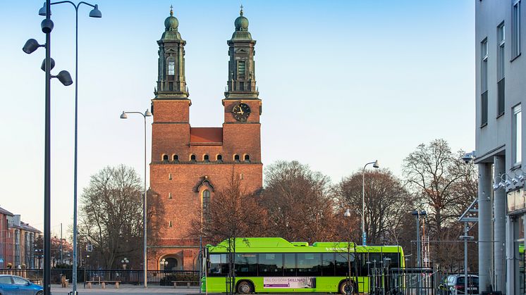 En av Transdevs stadsbussar framför Klosters kyrka i Eskilstuna.