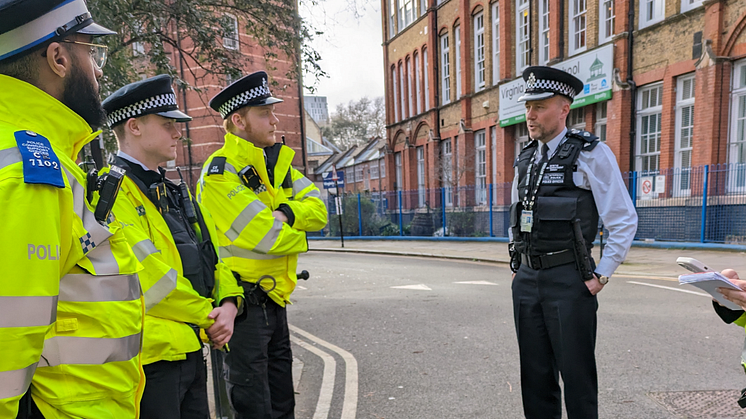 Detective Chief Superintendent James Conway briefing officers in Shoreditch