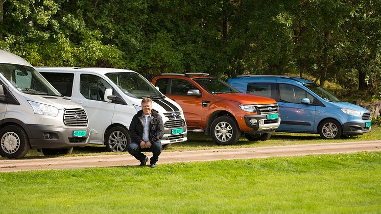 Salgssjef Johnny Løvli, salgssjef nyttekjøretøy Ford Motor Norge viser stolt frem deler av Ford Norge's nyttekjøretøysortiment