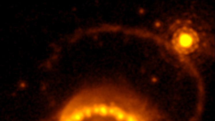 Kombination av en Hubble-bild av SN 1987A och den kompakta högt joniserade argonkällan. Den svaga blå källan i mitten detekterades med NIRSpec-instrumentet på JWST. Utanför detta finns resten av supernovan.