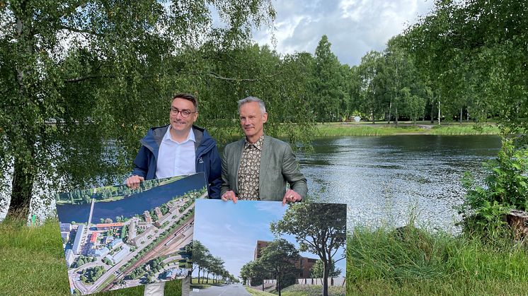Stadsbyggnadsnämndens ordförande Erik Nilsson (KD) tillsammans med projektledaren Mikael Lundh. Skisserna på bilderna är framtagna av Afry.