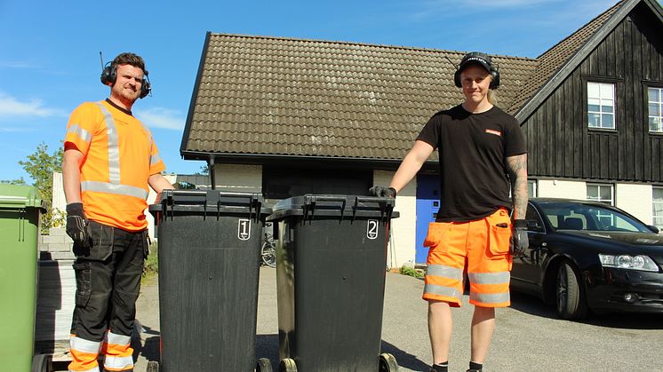Johan Thörner (t.v.) har jobbat en vecka på renhållningen och har haft fullt upp med att byta kärl tillsammans med nya kollegan Martin Andersson.
