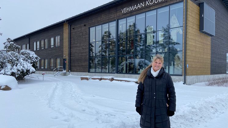 Rehtori-koulutoimenjohtaja Hannele Lehtimäki kertoo oppilaiden ja opettajien iloitsevan komeasta hirsikoulusta.