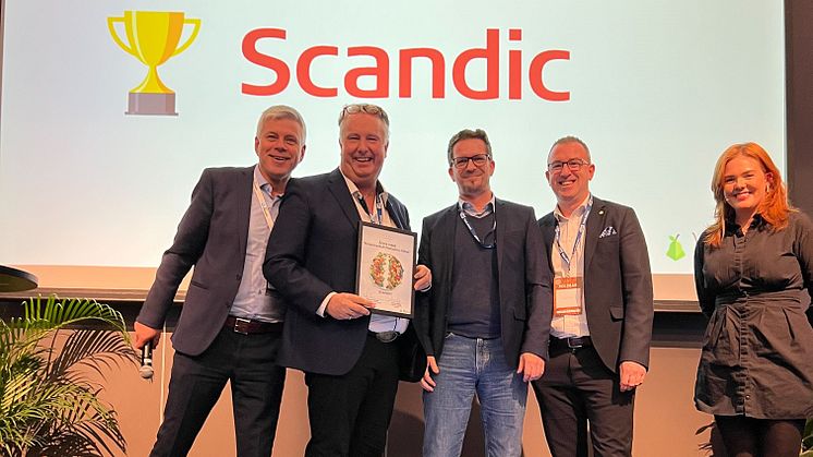Hedret: F&B Manager Dag Finn Johansen i Scandic Norge med beviset på at Scandic vant "Årets mest kreative KuttMatsvinn-tiltak". Foto: Matvett