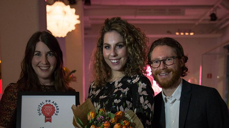 Magdalena Stadler, Hanna Sjöström och Sacha Pardon från BoKlok var på plats i Stockholm för att ta emot priset i Digital PR Awards. 