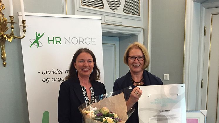 STOLTE VINNERE: Solfrid Skilbrigt (til venstre) og Hilde Solberg Holm tok imot Kompetanseprisen 2016 på HR-folkets store happening, Kompetansedagene. 