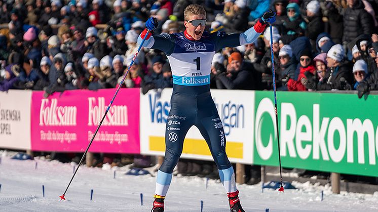Edvin Anger jublar efter seger i SM-Sprinten 2022 i Piteå