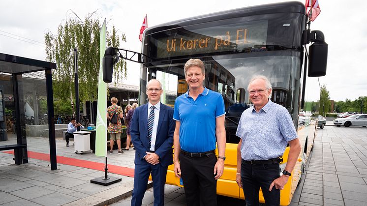 Foto: Fra venstre mod højre Peter Lanng Nielsen, administrerende direktør for busoperatøren Keolis, Borgmester Jesper Würtzen (A) og Jens Minnet, formand for Skovlunde Lokalråd.