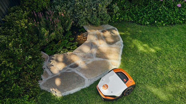 Trädgårdsexperterna Erik Lindberg och Melker Bengtsson tipsar om hur du bäst förbereder gräsmattan för en säsong med robotgräsklippare.
