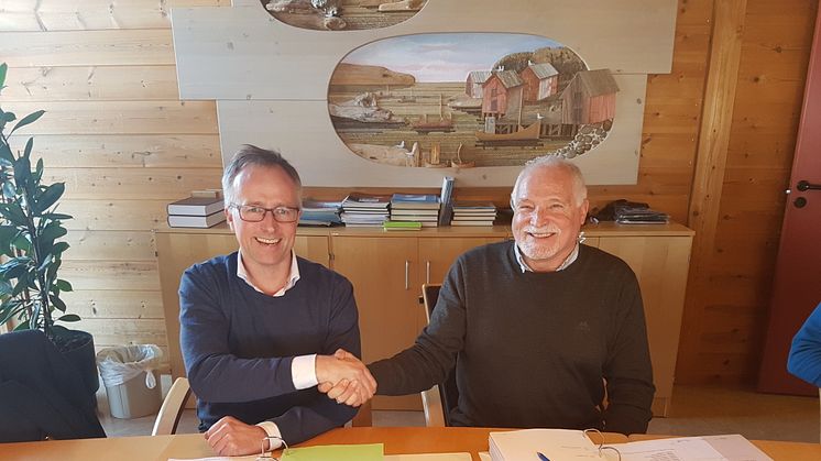 Signering av kontrakt for bygging av ny dypvannskai på Monstad. Jan Petter Birkeland for Fosen Vind og Helge Stjern for Stjern Entreprenør.
