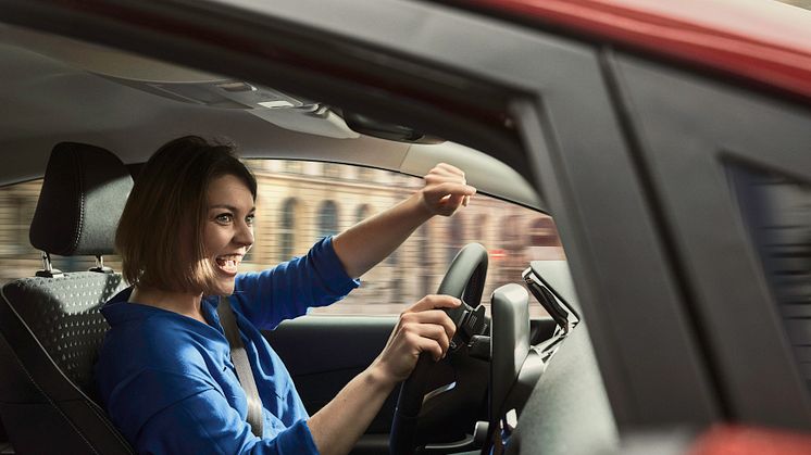 Forsker: Syng høyt i bilen – det er bra for helsen!