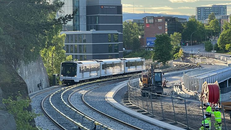 Tog på Lambertseterbanen igjen: I går kveld ble det gjennomført vellykket testing av den nye skinnegangen mellom Brynseng og Høyenhall. Dermed var alt klart for åpning av banen imorges.