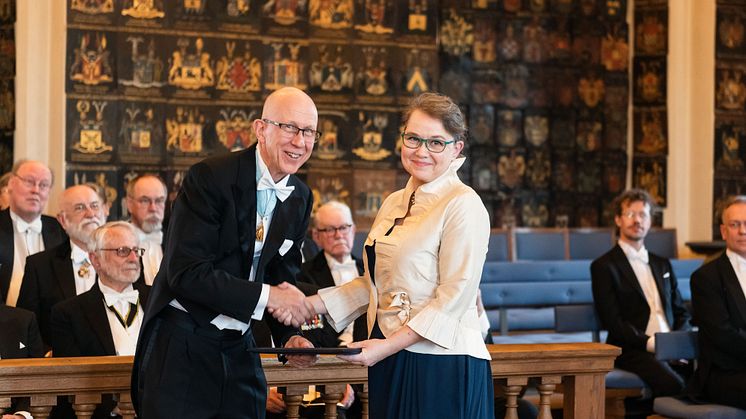 Professor Marianne Gullberg, Lund, mottog det Swensonska priset av preses Anders Cullhed vid Kungl. Vitterhetsakademiens högtidssammankomst i Riddarhuset i Stockholm den 20 mars.