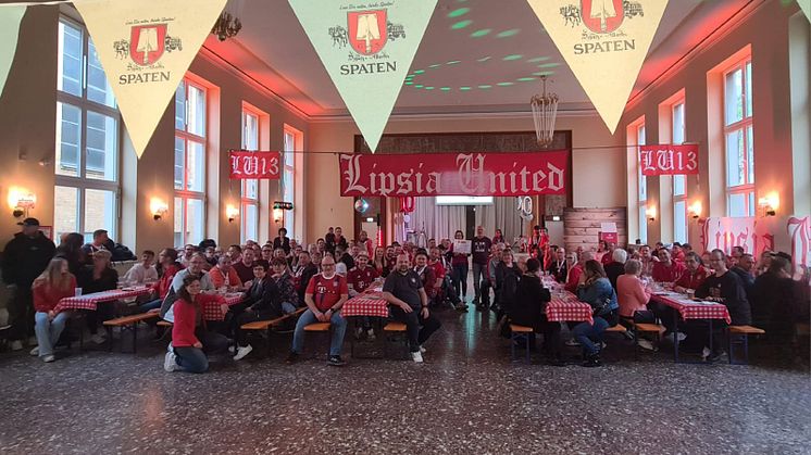 Die Spendenübergabe während der Feier zum 10-jährigen Bestehen des Vereins Lipisia United e.V.