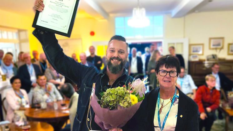 Roger Nilsson från Matmakarna fick ta emot utmärkelsen Årets entreprenör 2021 av kommunstyrelsens ordförande Pia Almström i september 2022. 
