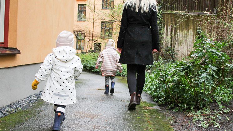 Amanda Thorén med sina döttrar i gummistövlar