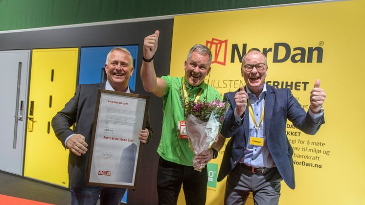 Innovasjonssjef Anders Roulund (midten) tok i mot prisen for årets beste fysiske stand under Bygg Reis Deg på vegne av NorDan.