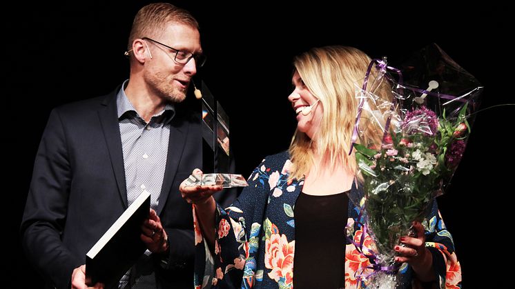 Löfbergs vd Lars Appelqvist och kommunikationsdirektör Sofia Svahn gladdes åt priset. Foto: Kristoffer Andrén/Region Värmland