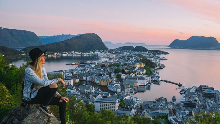 Norway is gradually opening up for more and more travellers. Photo: Aksla viewpoint in Ålesund / Samuel Taipale- visitnorway.com