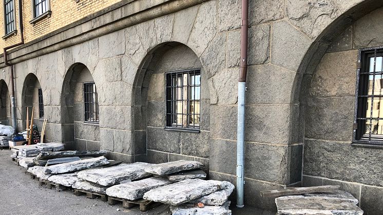 Marksten som legat 90 år utanför Sjöfartsmuseet får nu en ny hemvist i Änggården