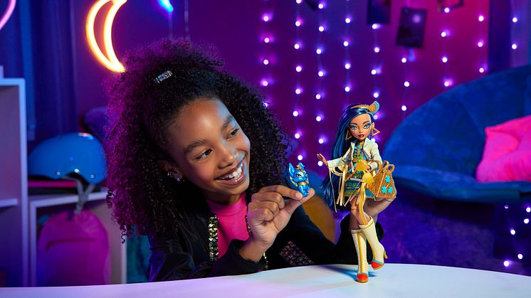 Die beweglichen Monster High Puppen fangen die gruseligen Charaktere mit einem frischen Look und themenbezogenen Accessoires ein.