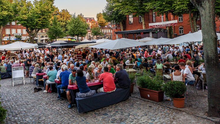 Das Weinfest in der Burger Altstadt ist bei Einheimischen und Gästen sehr beliebt. © Rolf Kollenberg