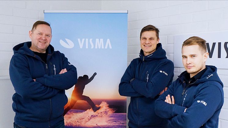 Kuvassa vasemmalta oikealle Visma Consulting Tuotekehityspalvelut-yksikön liiketoimintajohtaja Tommi Laitinen, sekä ohjelmistoasiantuntijat Ahti Karjalainen ja Riku Kallio.