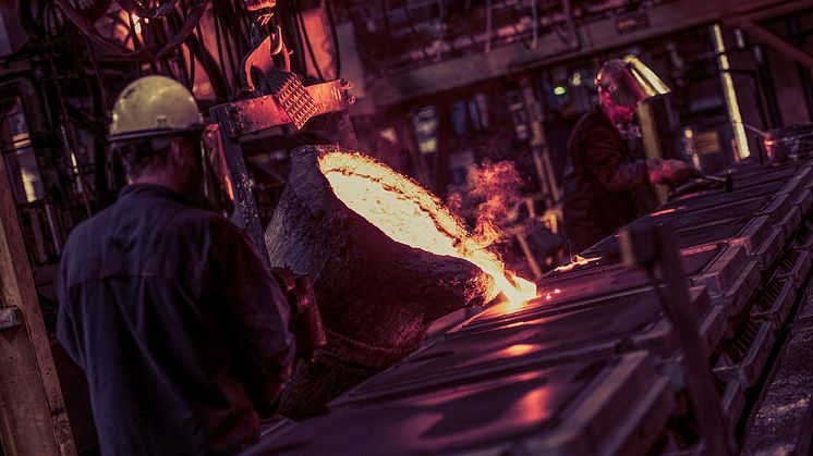 Påfyllning av stål i gjutformar i produktionen på AB Bruzaholms Bruk