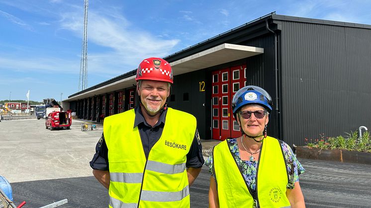 Insatsledare Magnus Lagrell från Räddningstjänsten Mitt Bohuslän och projektledare Birgitta Andersson är glada att Uddevallas nya brandstation nu snart är klar.