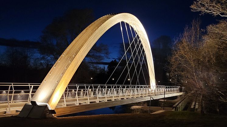 Nya Björkbornsbron i Karlskoga invigdes med pompa och ståt på valborgsmässoafton 2022 ...  Bron är en viktig del i gång- och cykelleden som leder till Björkbornsområdet där Alfred Nobels herrgård och flera stora arbetsplatser ligger