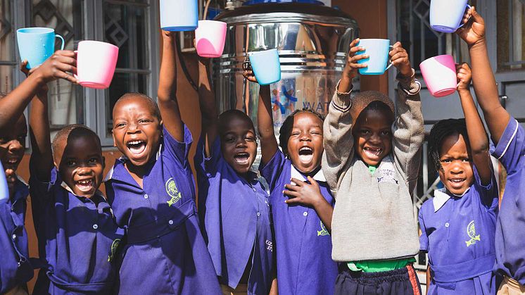 Sauberes Trinkwasser für Schulen und Haushalte in Uganda.