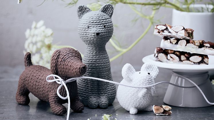 Knitwear or porcelain? The new Pets Alfonso, Smokey and Elvis seem to be knitted by hand, but are made of finest Rosenthal porcelain.