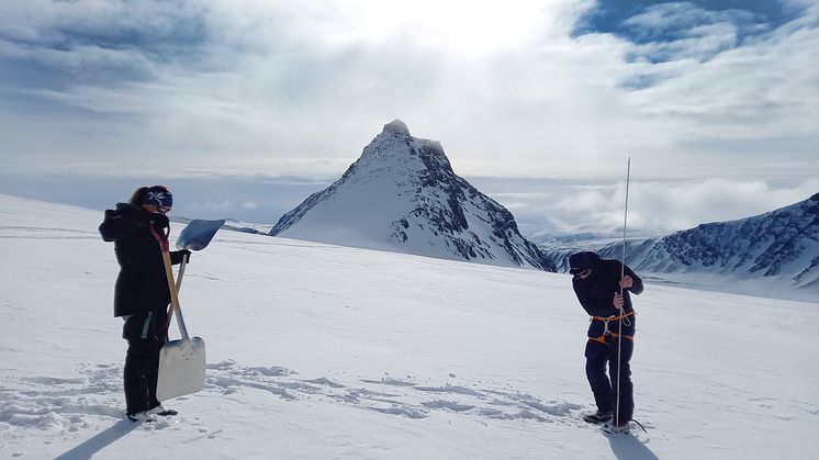 Fältarbete på glaciär vid Tarfala forskningsstation. Klimatforskarna Annika Granebeck och John Nilsson mäter djupet för den snö som har fallit under vintern. Foto: Nina Kirchner