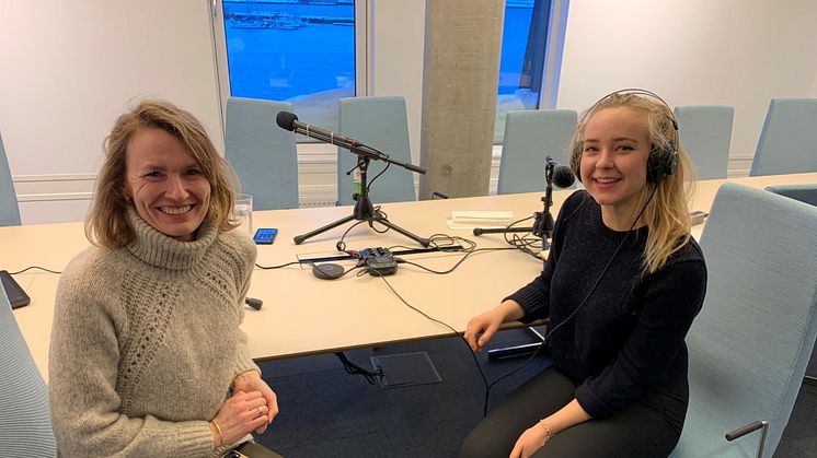 Aino Olaisen (til venstre) og Janicke Echoff starter opp podcasten "Hekta på havbruk". Foto: Dag Sørli, Sjømatrådet